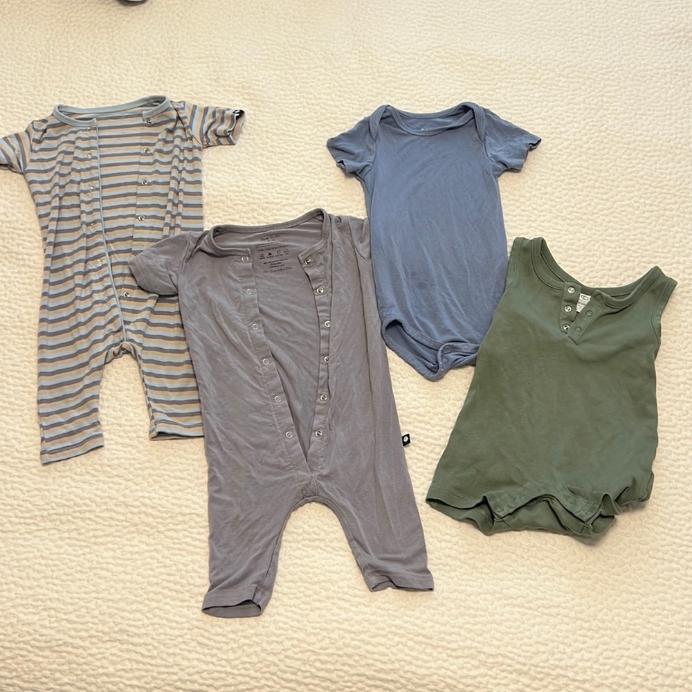4 bamboo onesies! All size 6-12m 💙